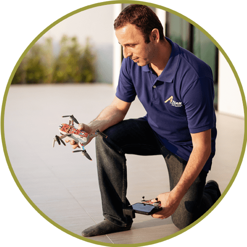 Agente de A-Team operando un dron para marketing inmobiliario