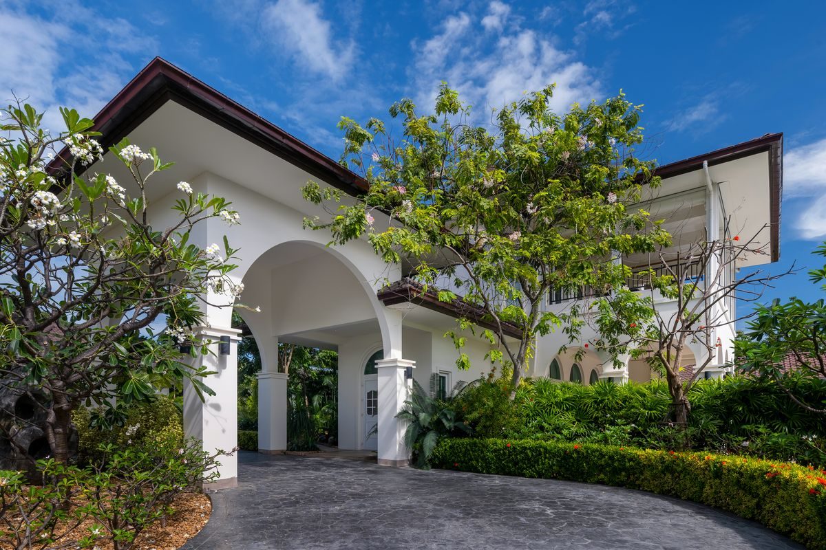 Elegant 6 Bedroom Mansion on a generous Landplot, thumbnail 17