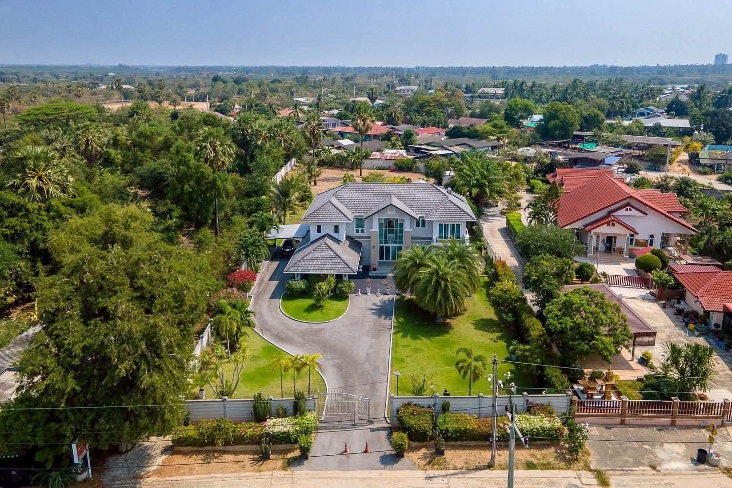 Impressive 7-Bedroom Mansion with Large Saltwater Pool in Cha-Am, thumbnail 3