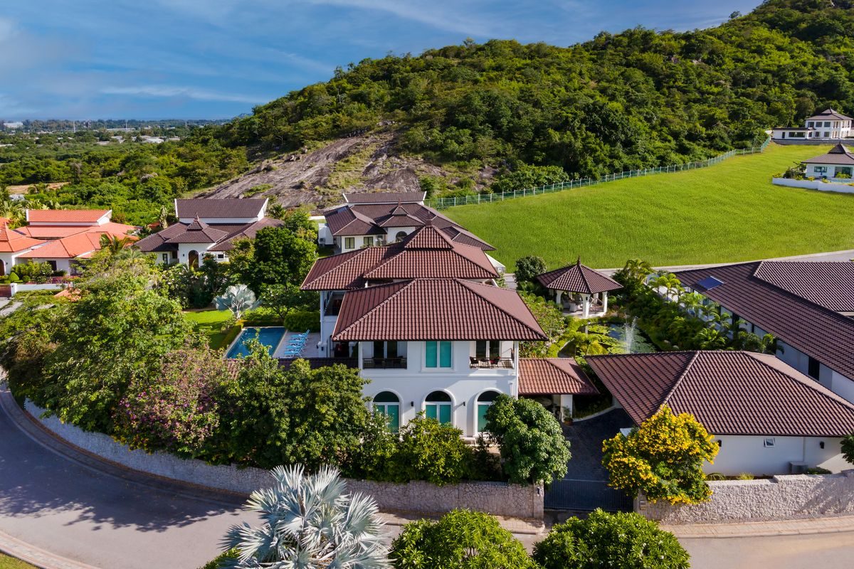 Elegant 6 Bedroom Mansion on a generous Landplot, thumbnail 52
