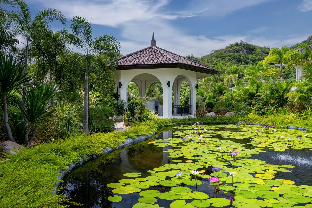Elegant 6 Bedroom Mansion on a generous Landplot, thumbnail 3