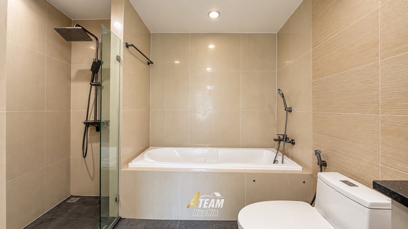 Fully Renovated Top-Floor Corner Condo at Tira Tiraa, thumbnail 20