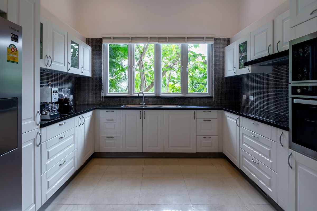 Elegant 6 Bedroom Mansion on a generous Landplot, thumbnail 39