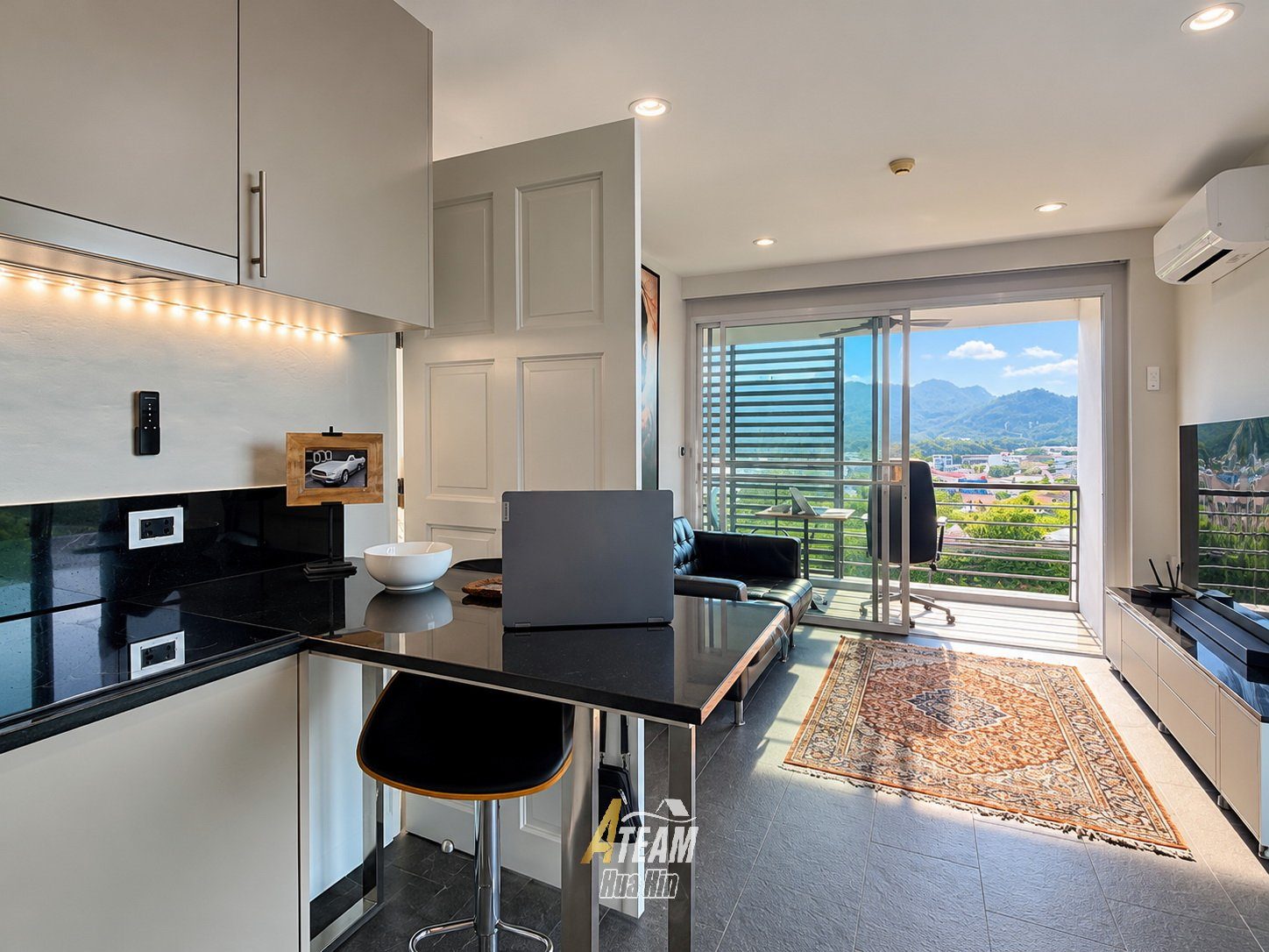 Fully Renovated Top-Floor Corner Condo at Tira Tiraa, thumbnail 4