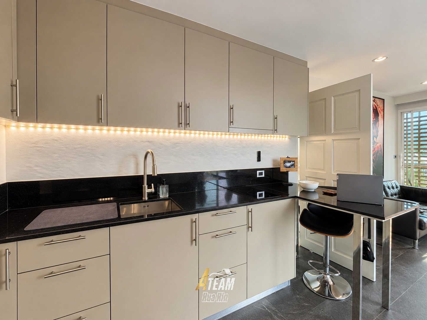Fully Renovated Top-Floor Corner Condo at Tira Tiraa, thumbnail 10