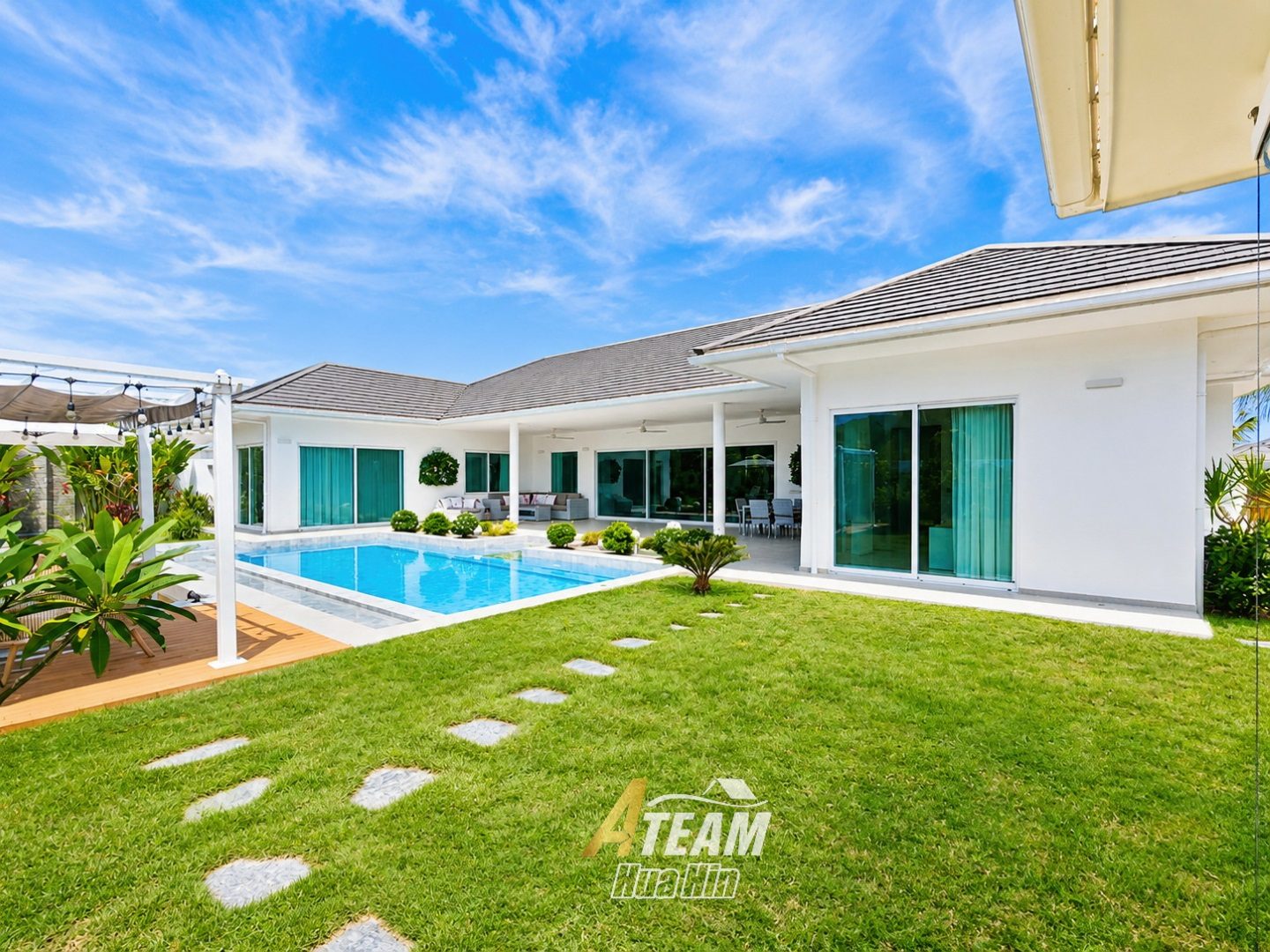 Luxury Villa with Huge Plot and Mountain View, thumbnail 4