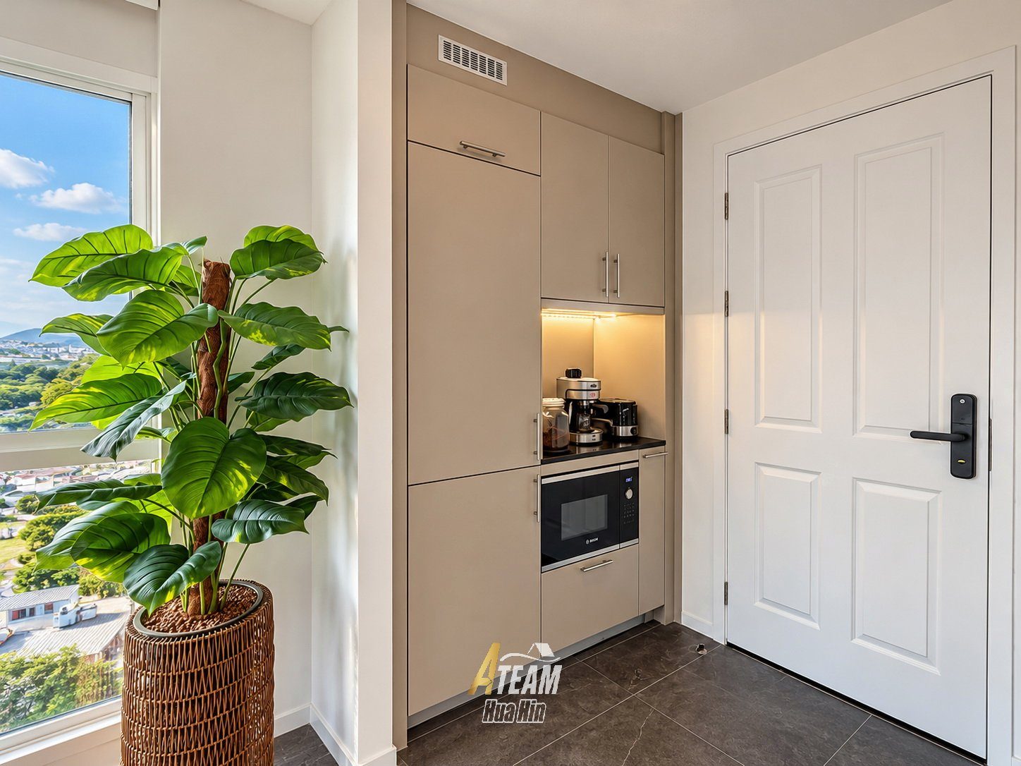 Fully Renovated Top-Floor Corner Condo at Tira Tiraa, thumbnail 6