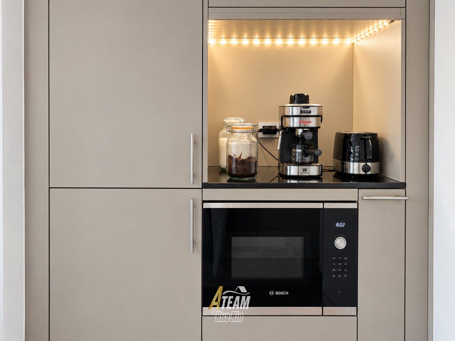 Fully Renovated Top-Floor Corner Condo at Tira Tiraa, thumbnail 8