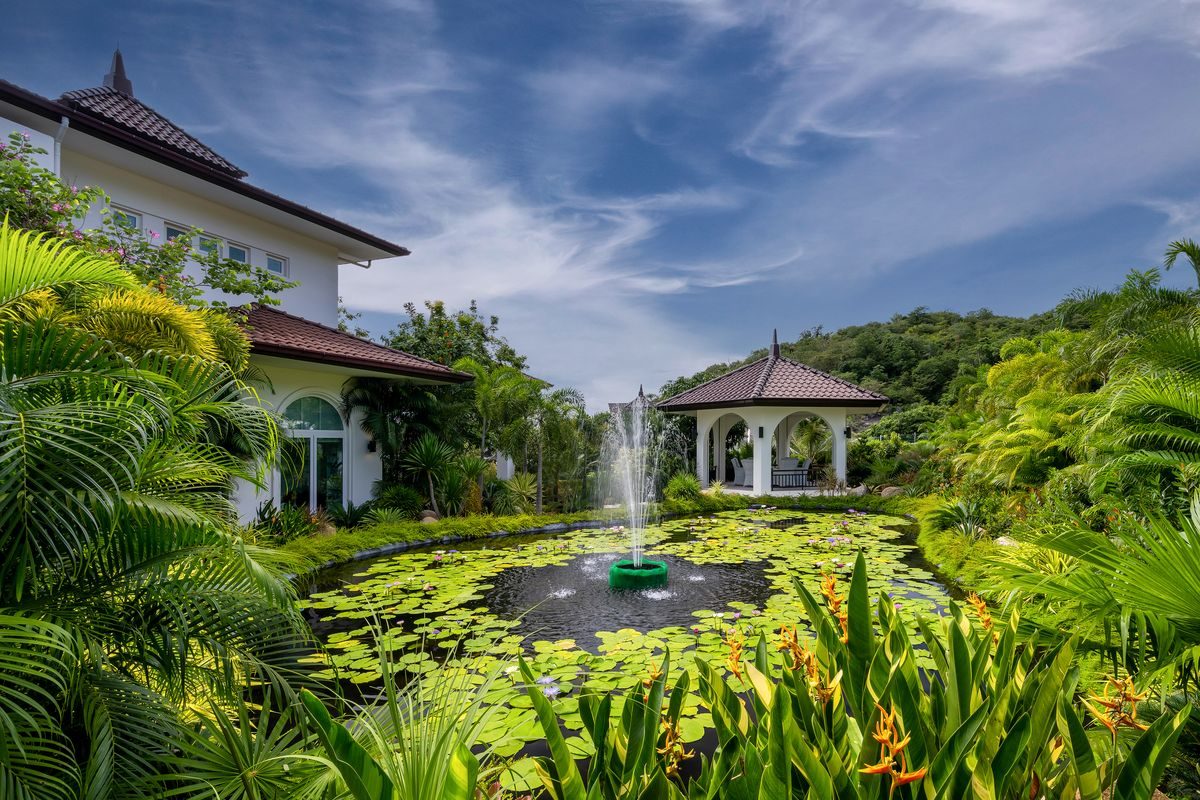 Elegant 6 Bedroom Mansion on a generous Landplot, thumbnail 14
