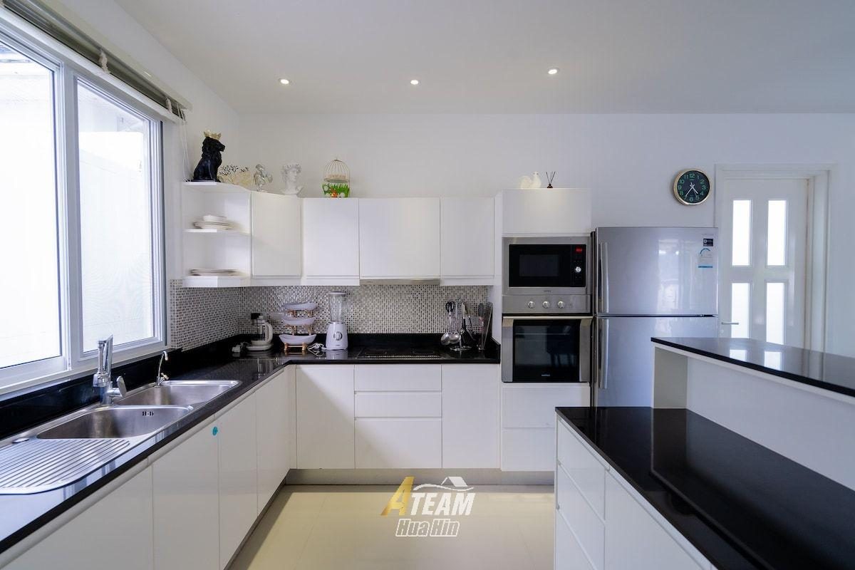Luxury 3-Bedroom Pool Villa for Sale at Falcon Hill, Soi 102, thumbnail 13
