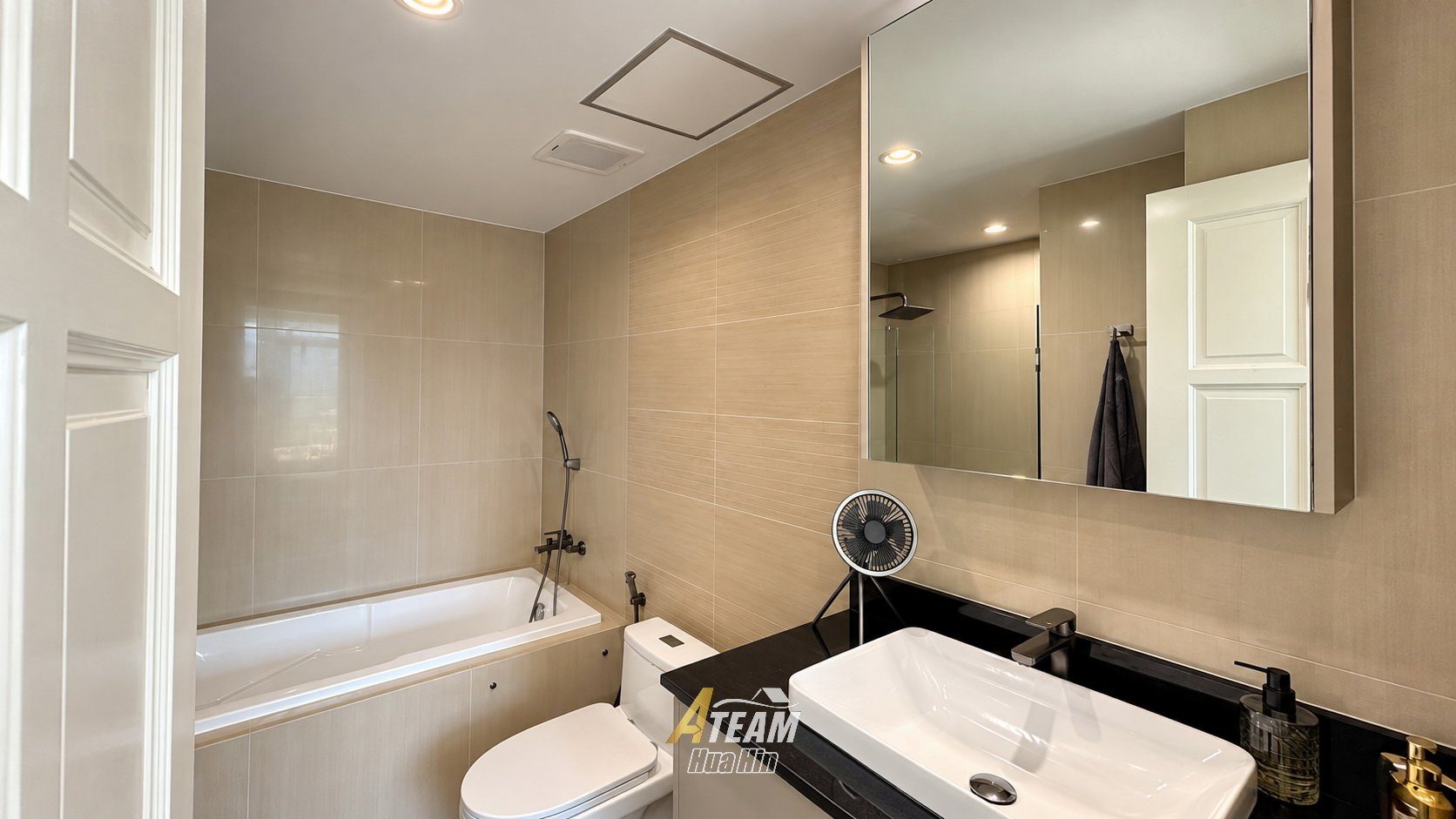 Fully Renovated Top-Floor Corner Condo at Tira Tiraa, thumbnail 21