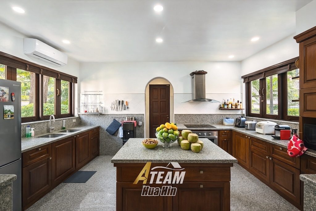 Luxury 6-Bedrooms Spacious 3,200 sqm Estate 5 min from city center — , thumbnail 24