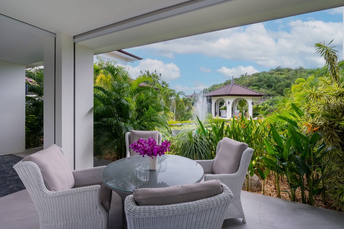 Elegant 6 Bedroom Mansion on a generous Landplot, thumbnail 4