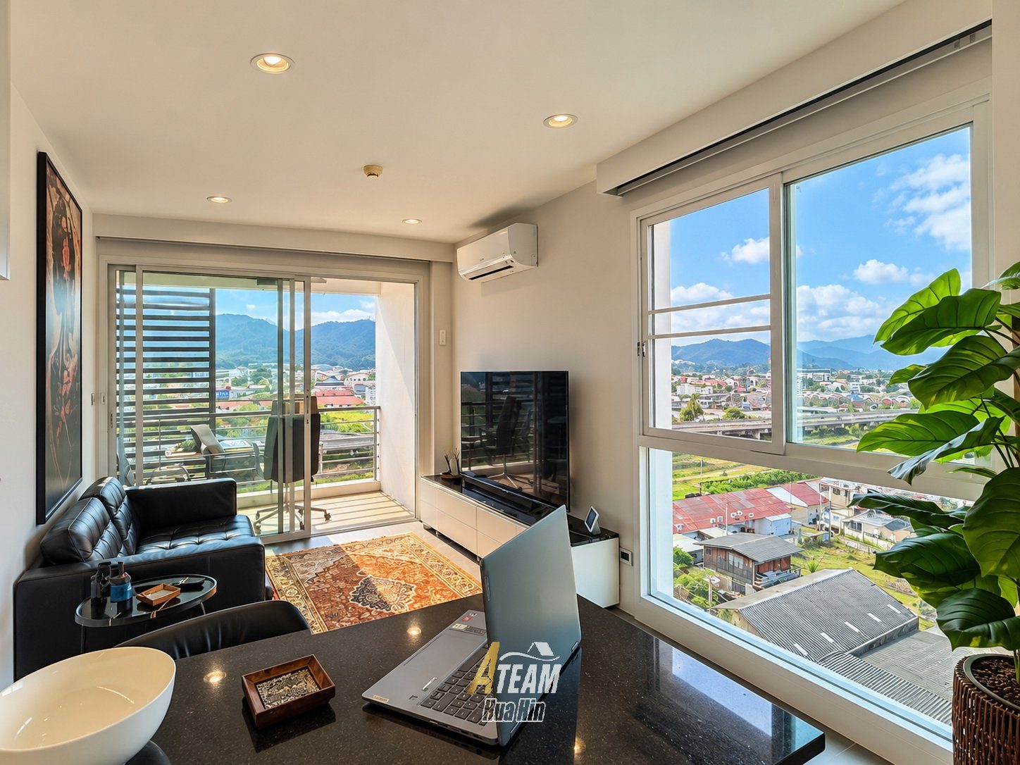 Fully Renovated Top-Floor Corner Condo at Tira Tiraa, thumbnail 3