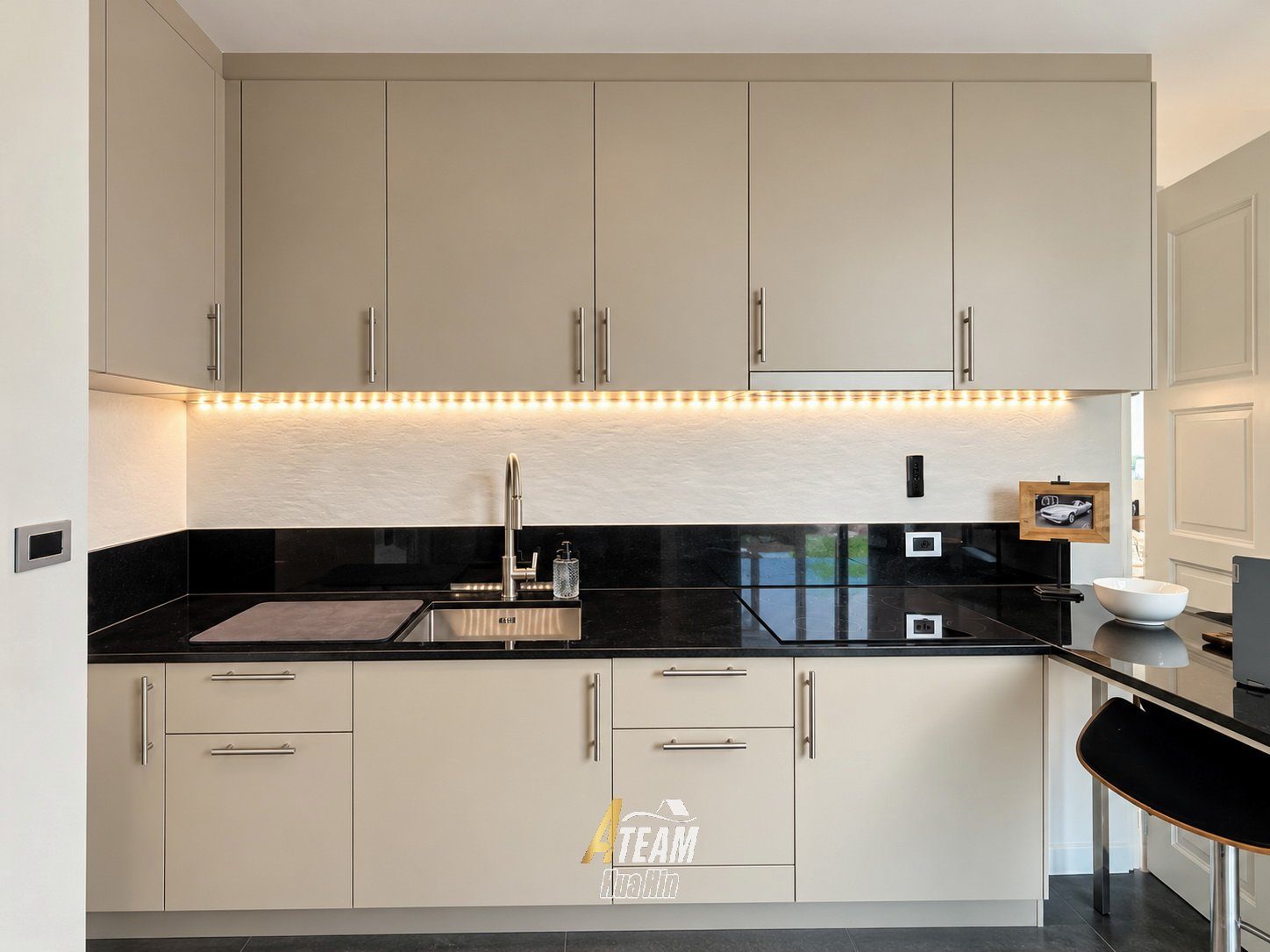 Fully Renovated Top-Floor Corner Condo at Tira Tiraa, thumbnail 9