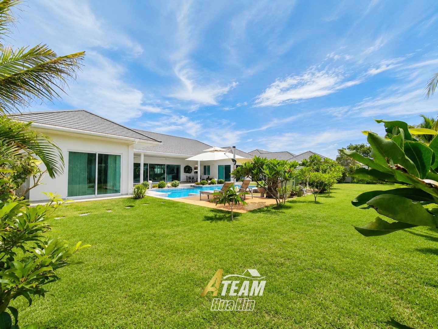 Luxury Villa with Huge Plot and Mountain View, thumbnail 2