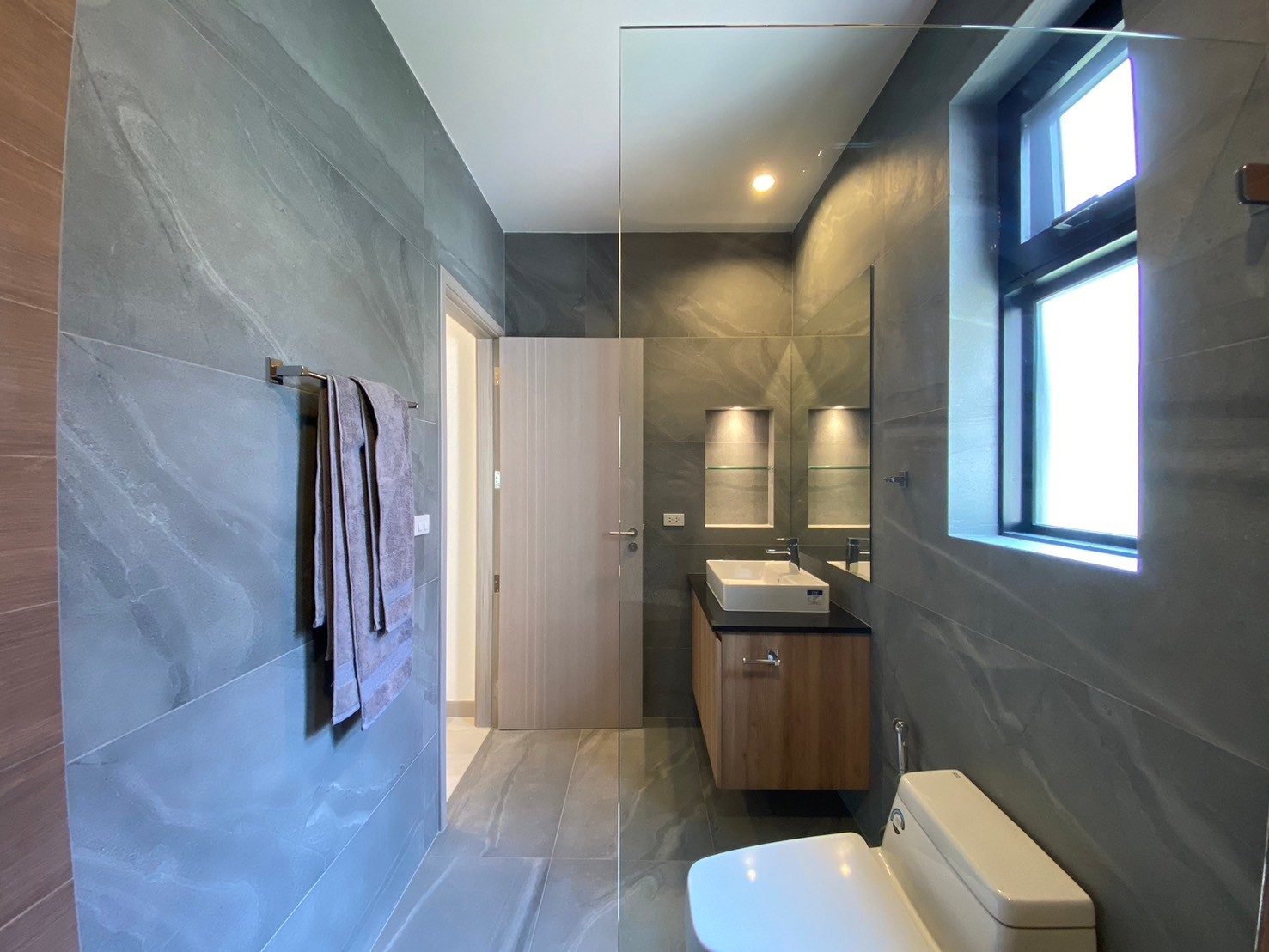 Modern 3-Bedroom Pool Villa Near Soi 102 & Pineapple Valley Golf Club, thumbnail 11