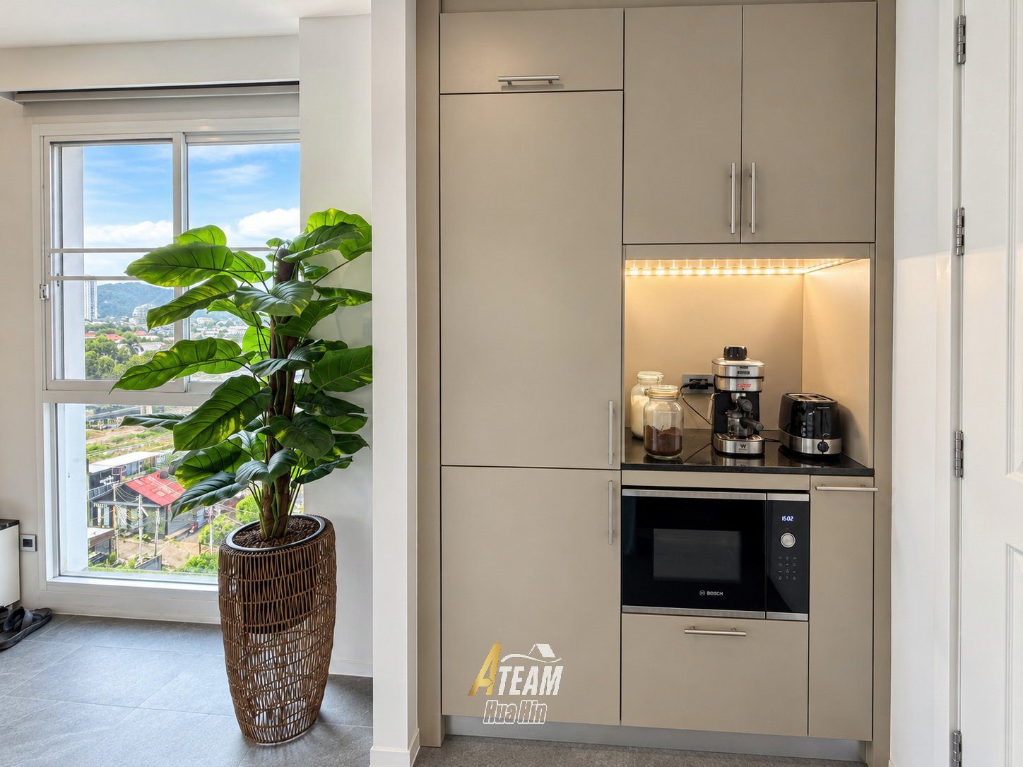 Fully Renovated Top-Floor Corner Condo at Tira Tiraa, thumbnail 7
