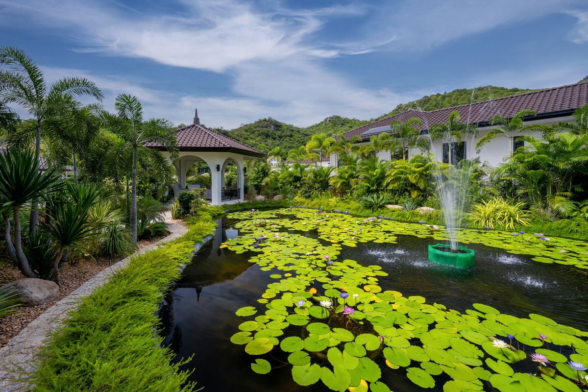 Elegant 6 Bedroom Mansion on a generous Landplot, thumbnail 2