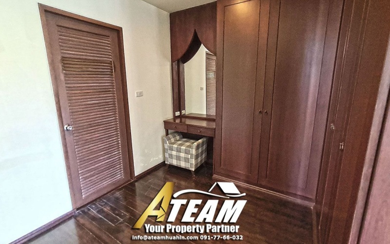 Lakeside-poolvilla-for-sale-hua-hin-Takiap-lake-walking-closet