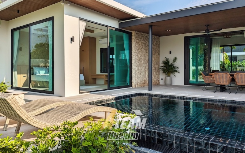 Secure this luxury 3-bedroom, 4-bathroom pool villa in Hua Hin’s Black Mountain area for only 14.5M THB pre-completion. Fully furnished, 319 sqm usable area, 808 sqm land, mountain views, mini golf lawn, and 5-year warranty.