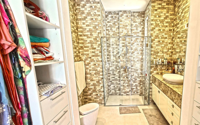 Pool-villa-For-Sale-Hua-Hin-Red-moutain-water-side-master-bathroom1