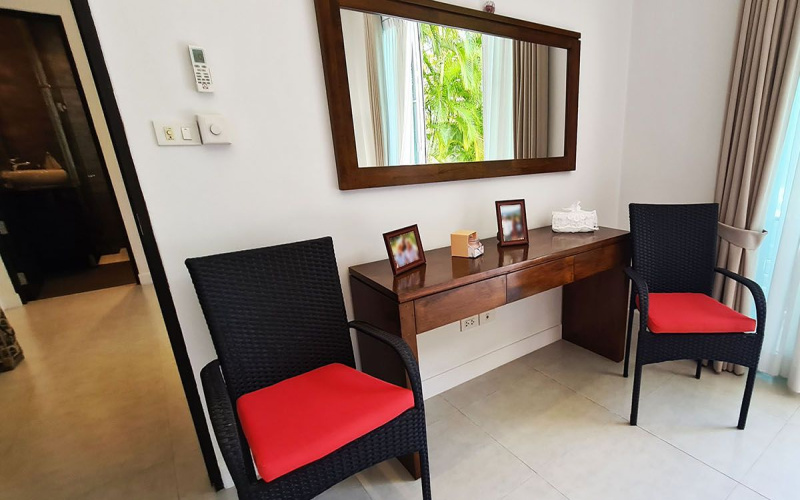 Pool-villa-For-Sale-Hua-Hin-Red-moutain-water-side-hallway